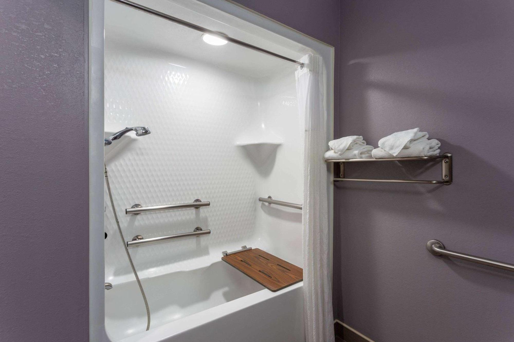Microtel Inn & Suites By Wyndham Bethel/Danbury Exteriör bild